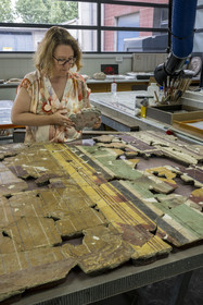 issu des fouilles des ruines de la maison de la harpiste (entre 70 et 50 av. J.-C.) dans le site de l'ancienne verrerie de Trinquetaille sur la rive droite du Rhone, restauration de fragments de la peinture murale à fresque présentée par la responsable du service Aurélie Martin