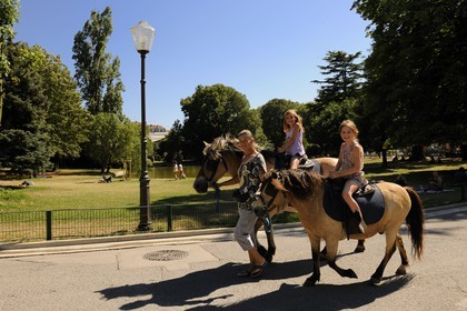 France, Hérault (34), Montpellier, promenade equestre dans le jardin du Champ-de-Mars