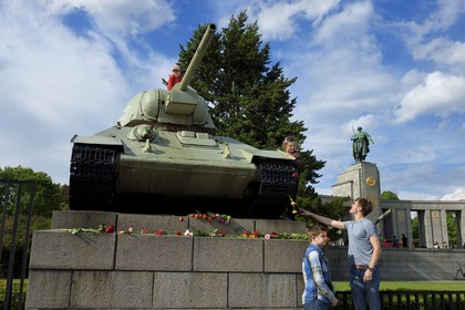 Allemagne, Berlin, quartier de Tiergaten, mémorial soviétique dédié aux 81 116 combattants de l'Armée rouge tombés durant la bataille de Berlin en avril-mai 1945, célébration annuelle de la capitulation nazie le 9 mai 1945 pour les russes