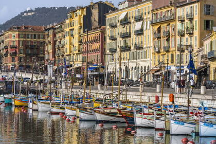 France, Alpes-Maritimes (06), Nice classée Patrimoine Mondial de l'UNESCO, le vieux port ou port Lympia, les pointus qui sont des bateaux de pêche traditionnels