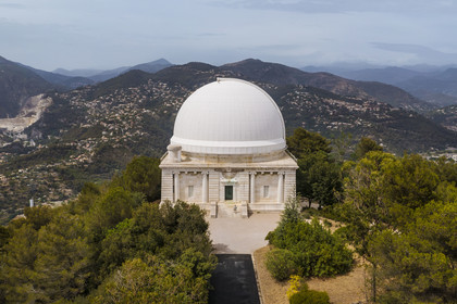 France, Alpes-Maritimes (06), Nice, le Mont Gros, l'observatoire conçu par l'architecte Charles Garnier, la coupole Bischoffsheim est réalisée par l'ingénieur Gustave Eiffel, la lunette astronomique équipant le Grand Equatorial, longue de 18 mètres, avec une lentille de 76 cm de diamètre (vue aérienne)