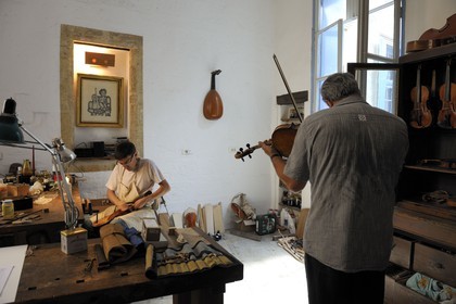 France, Hérault (34), Montpellier, Hôtel de Magnol, le luthier Frederic Chauvière