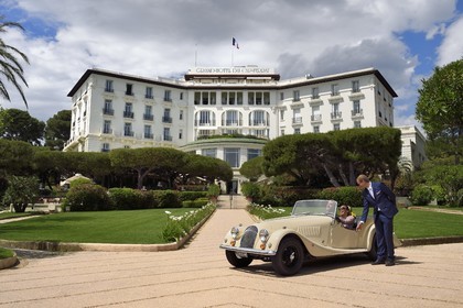 France, Alpes Maritimes (06), Saint-Jean-Cap-Ferrat, Grand-Hotel du Cap-Ferrat, palace 5 étoiles du groupe Four Seasons Hotel, le portier accueille des clients en Morgan Roadster 4 4