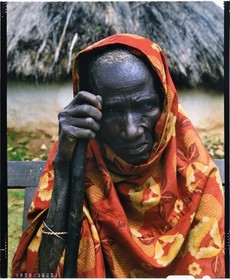 Burundi, province de Bujumbura, région d'Ijenda, vieille femme Tutsi épouse du vieil homme qui avait suivant ses dires près de 80 ans lors de la prise de vue (reproduction plan-film inversible 4x5)