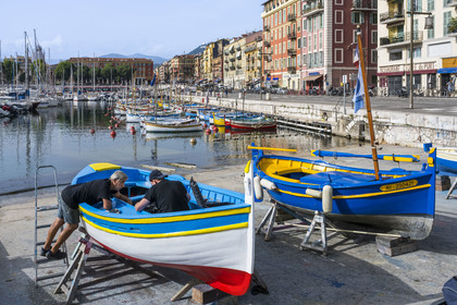 France, Alpes-Maritimes (06), Nice classée Patrimoine Mondial de l'UNESCO, le vieux port ou port Lympia, les pointus qui sont des bateaux de pêche traditionnels