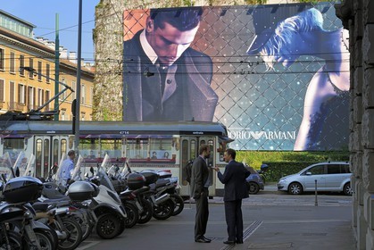 Italie, Lombardie, Milan, tramway et panneau publicitaire pour la mode via dell'Orso