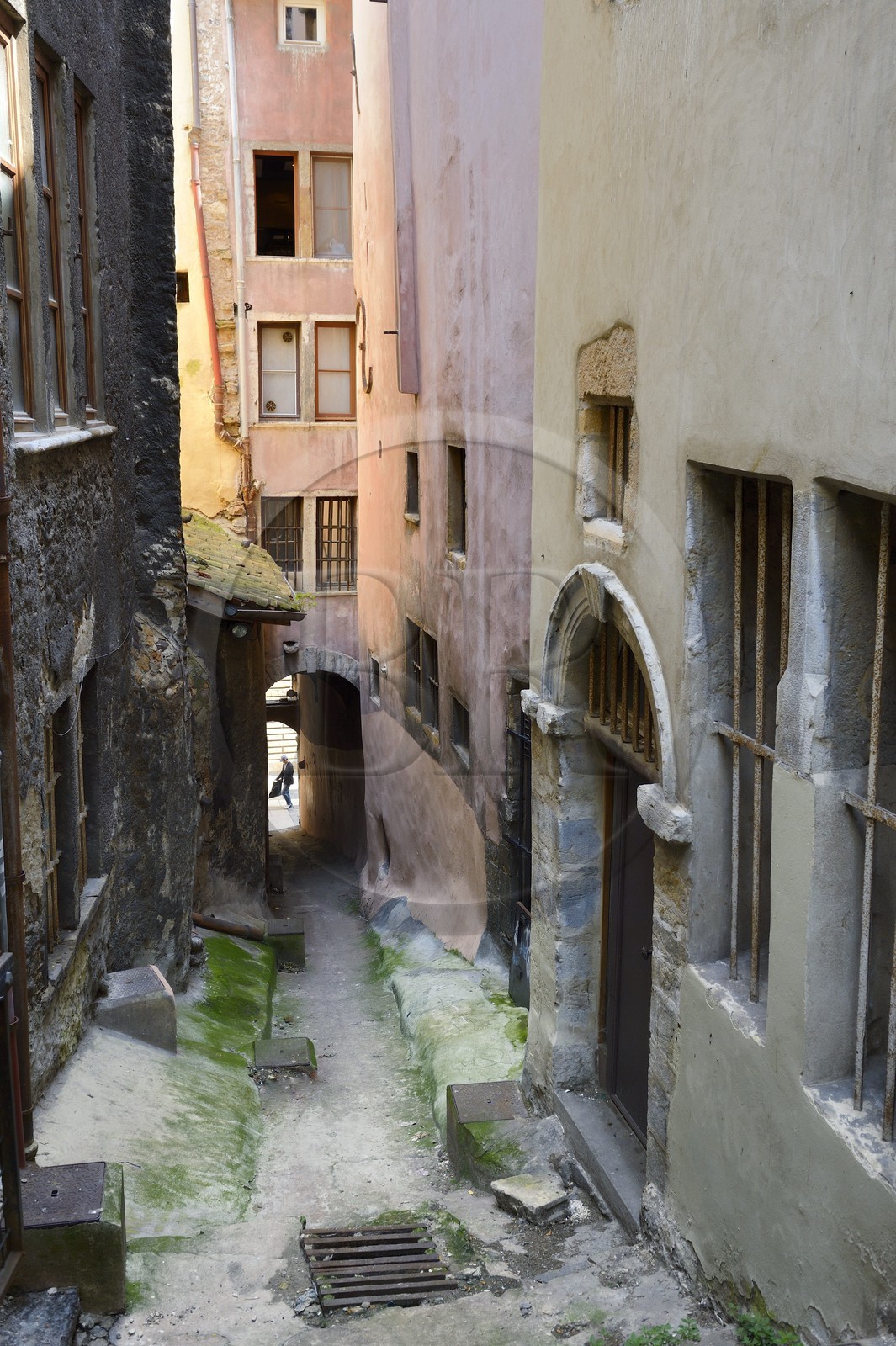 France, Rhône (69), Lyon, site historique classé Patrimoine Mondial de l'UNESCO, quartier de Saint-Paul dans le Vieux Lyon, la ruelle Punaise qui servait d'égout à ciel ouvert au Moyen-Age et qui débouche sur la rue Juiverie