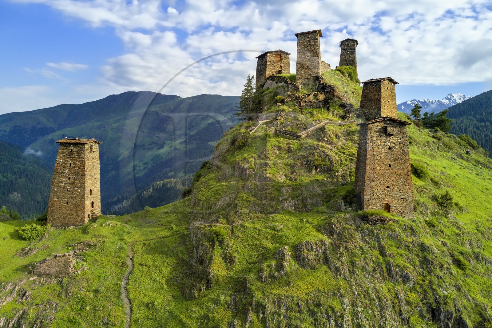 Géorgie, Kakheti, region de Touchétie, Omalo, la forteresse de Keselo à Zemo (haut) Omalo a servi de refuge aux habitants en temps de guerre, tours fortifiées médiévales (vue aérienne)