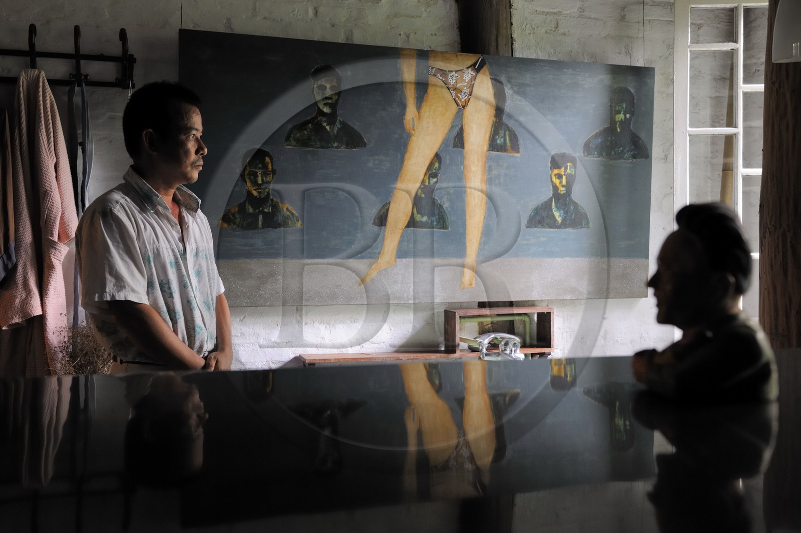 Vietnam, Hanoï, artiste peintre contemporain Le Hong Thai dans sa maison et atelier