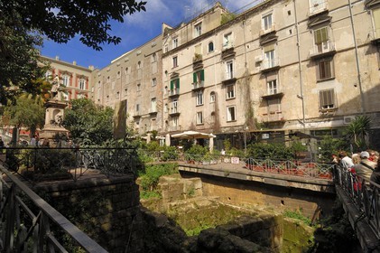 Italie, Campanie, Naples, centre historique classé Patrimoine Mondial de l'UNESCO, ruines romaines sur le decumano maggiore