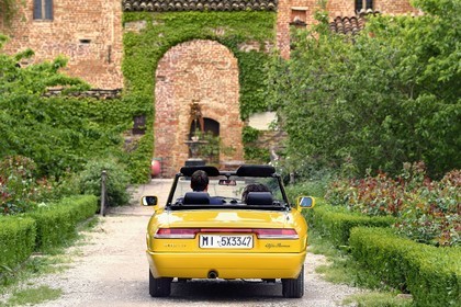 Italie, Emilie-Romagne, Polesine Zibello aux environs de Parme, Hotel et restaurant Antica Corte Pallavicina, cabriolet Alfa Romeo Duetto Spider jaune