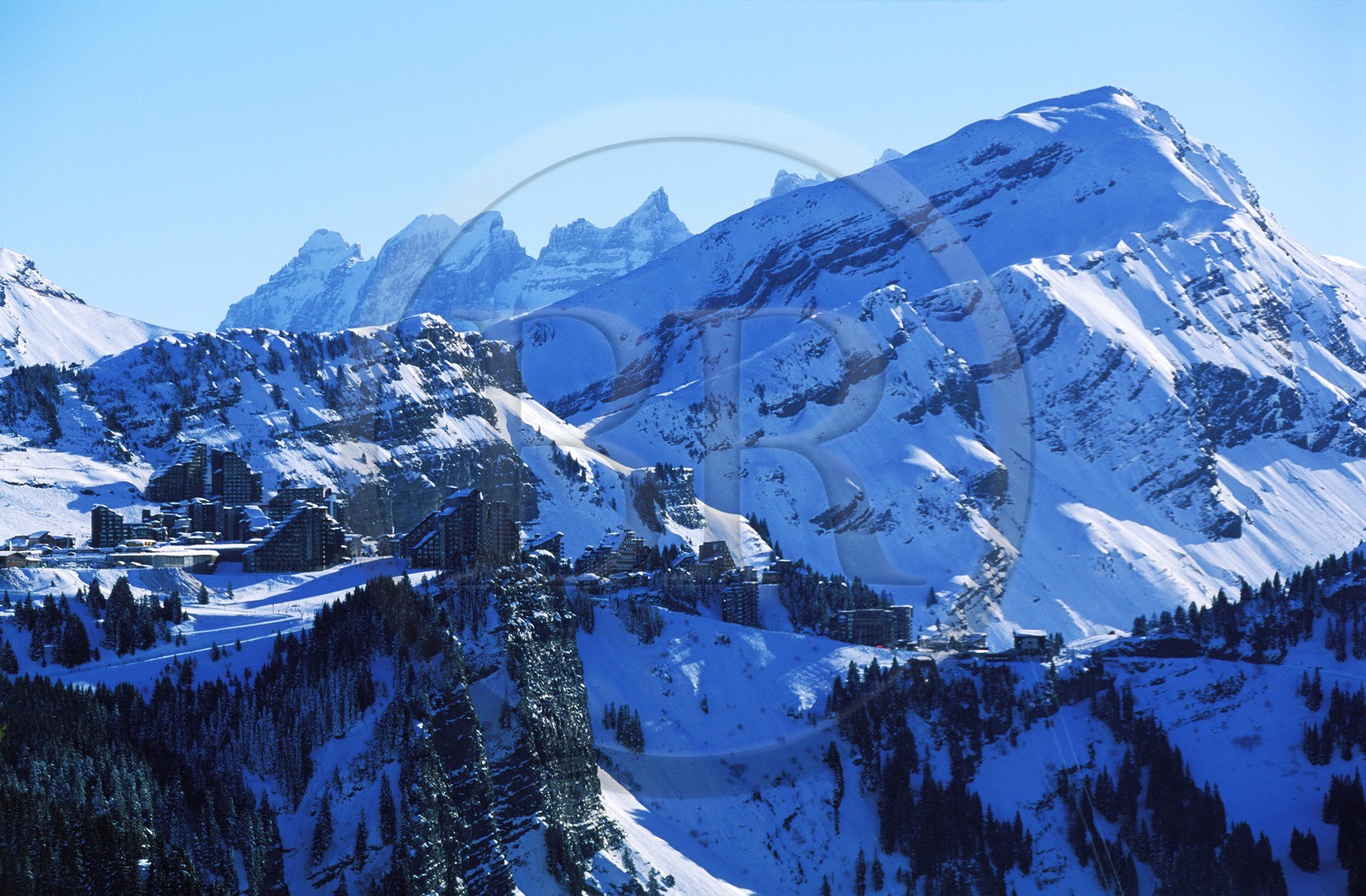 France, Haute-Savoie (74), Avoriaz, station de sports d'hiver perchée sur une falaise