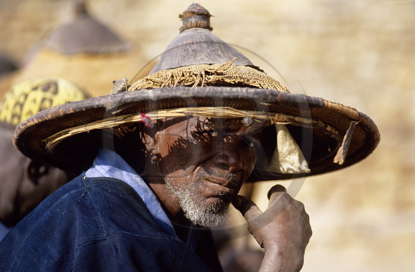 Mali, pays Dogon, falaise de Bandiagara classée Patrimoine Mondial de l'UNESCO, un ancien du village de Tereli portant son chapeau traditionnel