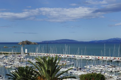Italie, Toscane, marina de Punta Ala et l'Ile d'Elbe en arrière plan