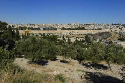 Israel, Jérusalem, ville sainte, vieille-ville classée Patrimoine Mondial de l'UNESCO, le Dôme du Rocher sur l'esplanade des Mosquées (Haram el-Sharif) et l'église orthodoxe russe Sainte-Marie-Madeleine sur les pentes du Mont des Oliviers