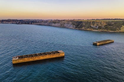 France, Calvados (14), Arromanches-les-Bains, falaises du cap Manvieux, vestiges du Mulberry B ou port Winston, caissons Phoenix (vue aérienne)