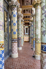 Espagne, Catalogne, Barcelone, Palau de la Musica Catalana (palais de la musique catalane), salle de concert dessinée par l'architecte du modernisme catalan Lluis Domènech i Montaner, site classé au Patrimoine Mondial de l'UNESCO, colonnes en mosaïque de la loggia extérieure