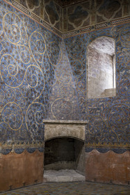 France, Vaucluse (84), Avignon, Palais des Papes classé Patrimoine mondial de l'UNESCO, la tour des Anges ou tour du pape, chambre du Pape, un espace végétal à deux dimensions fait de rinceaux de vigne et de chêne, parsemés d’oiseaux et d’écureuils, orne les murs sur un fond bleu ciel