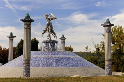 France, Vosges (88), Station thermale de Contrexéville, Les Verseuses réalisées par le sculpteur Guillaume ROCHE ornent le giratoire de l’avenue Division Leclerc