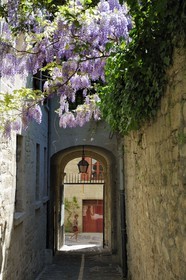 France, Gard (30), Uzès, passage entre la rue de Port Royal et le Jardin médiéval