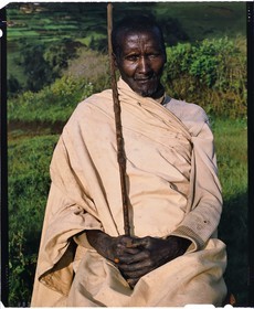 Burundi, province de Bujumbura, région d'Ijenda, homme Tutsi, il montre son appartenance à la classe des notables (Abashingatahe) notamment par le port de son vêtement et d'un bâton de pasteur, autrefois le vêtement était constitué en écorce de bois battu (reproduction plan-film inversible 4x5)