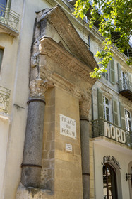 France, Bouches-du-Rhône (13), Arles, colonnes de Saint Lucien, demi-fronton et deux chapiteaux corinthiens, seuls vestiges d'un petit temple (IIe siècle) de l'antique forum romain sur l'actuelle place du Forum, classé Patrimoine Mondial de l'UNESCO