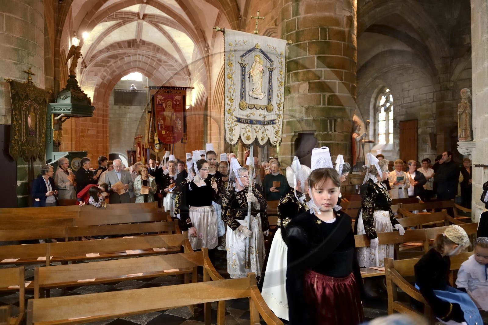 France, Finistère (29), Locronan, labellisé Les Plus Beaux Villages de France, église Saint-Ronan, cérémonie religieuse qui précède la procession de la Troménie
