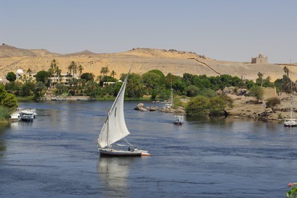 Egypte, Haute Egypte, vallée du Nil, Assouan, felouque sur le Nil et mausolée de l'Agha Khan sur la rive ouest