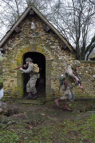 France, Eure (27), lavoir de Sainte-Colombe-prés-Vernon, Allied Reconstitution Group (association de reconstitution historique de la 2éme Guerre Mondiale américain et Maquis), reconstitueurs en uniforme de la 101e division aéroportée US