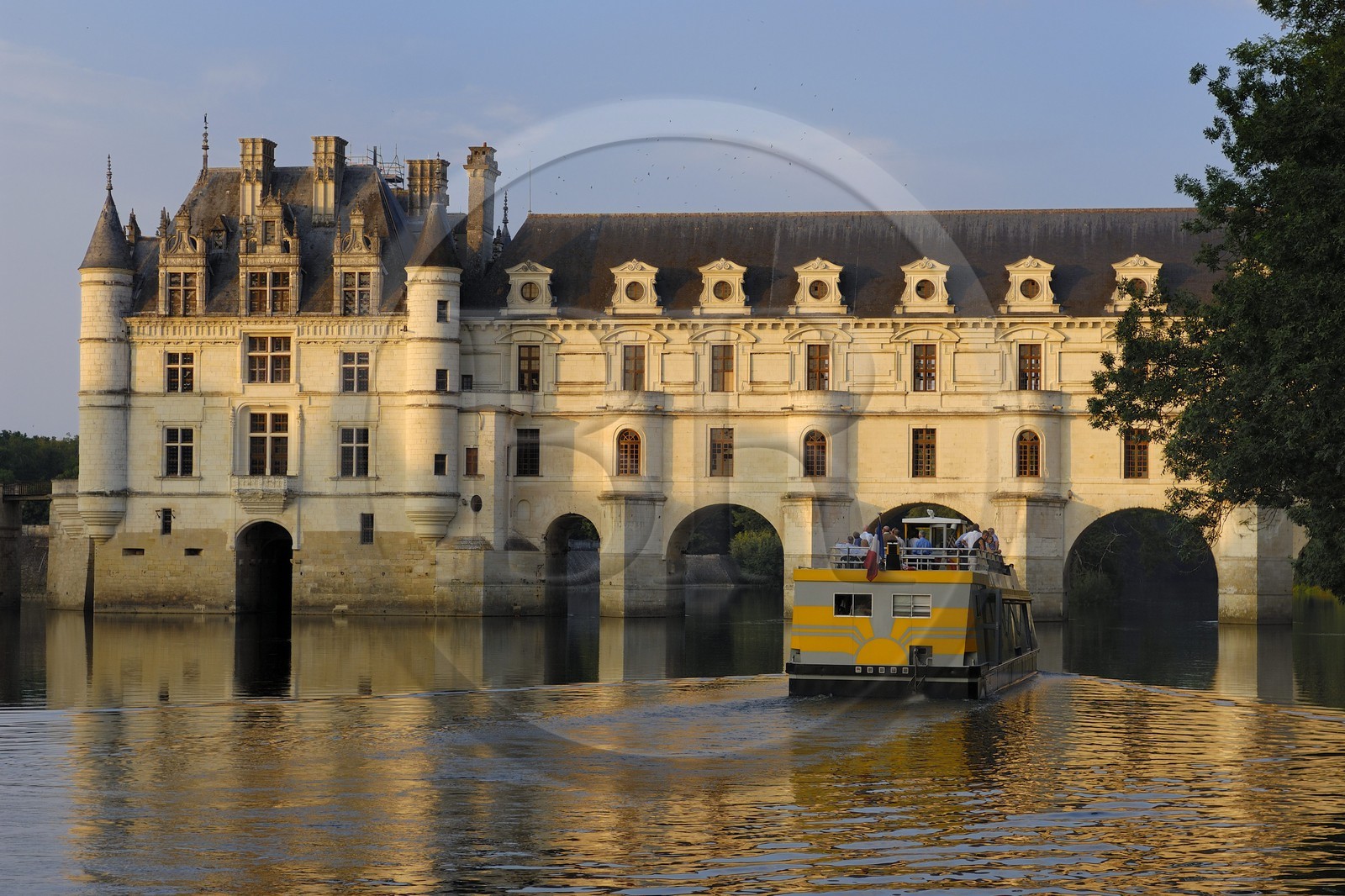 France, Indre-et-Loire (37), château de Chenonceau de style Renaissance qui enjambe le Cher, édifié de 1513 à 1521