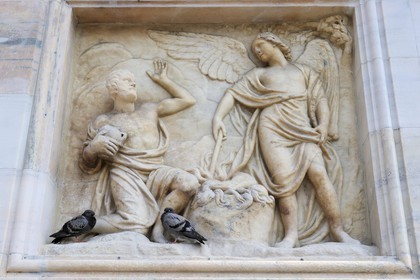 Italy, Lombardy, Milan, the Duomo, pigeons and detail of the facade of the cathedral