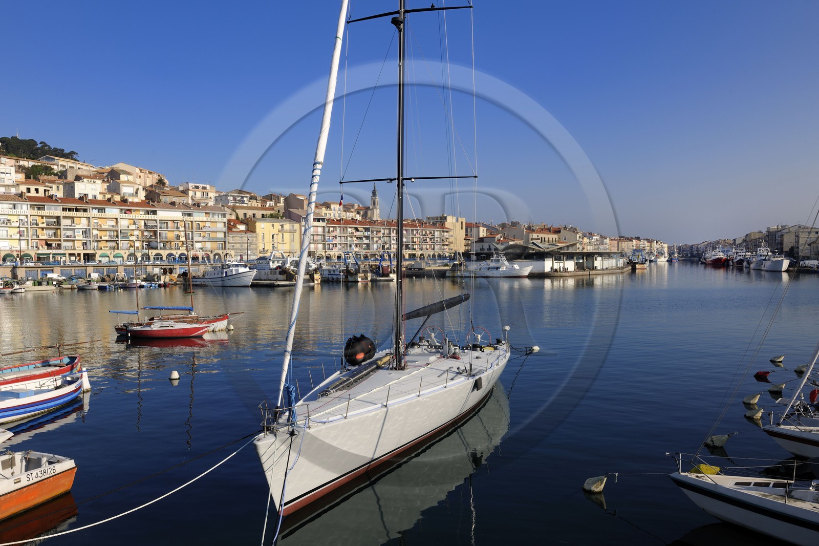 France, Hérault (34), Sète, France, Hérault (34), Sète, l’église décanale Saint-Louis dominant le canal royal et le port depuis le Môle Saint-Louis