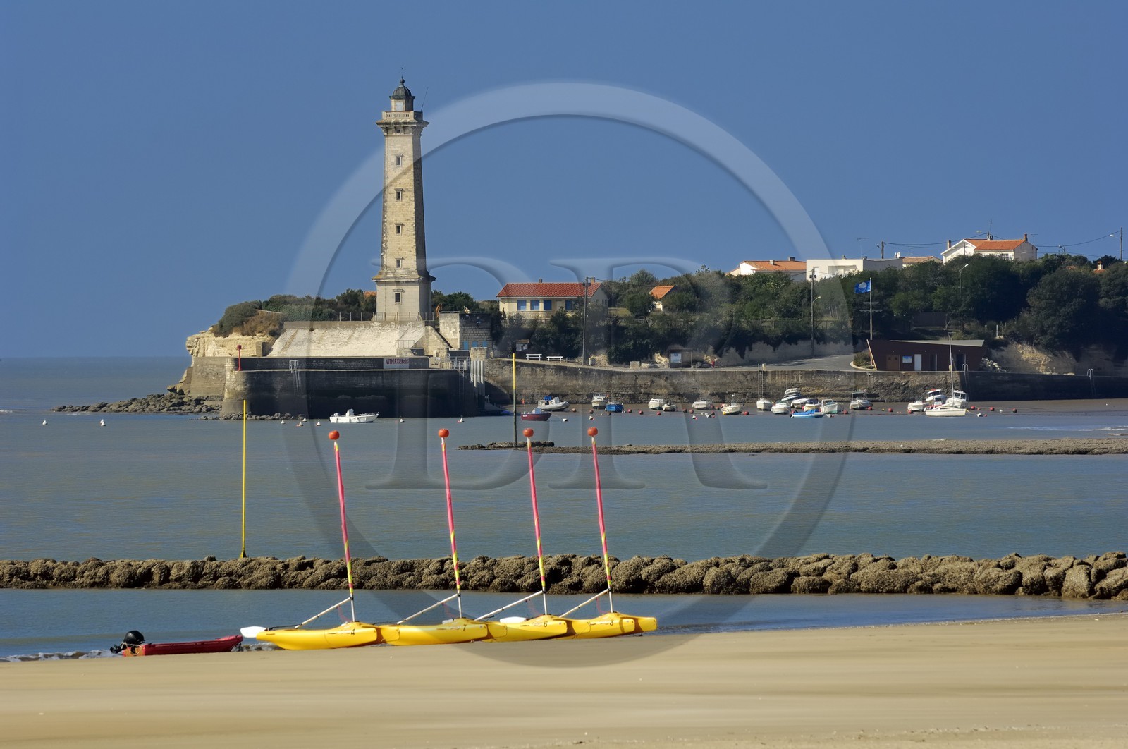 France, Charente-Maritime (17), plage et phare de Saint-Georges-de-Didonne