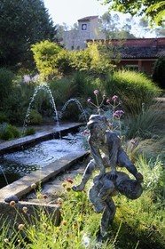 France, Var (83), Provence Verte, Bras, vers Saint-Maximin-la-Sainte-Baume, la maison d'hôtes Le Peyrourier, une campagne en Provence, sculpture dans le jardin