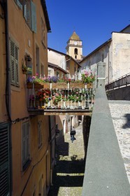 France, Alpes-Maritimes (06), vallée de la Roya (arrière-pays niçois), au pied du parc national du Mercantour, Saorge, une ruelle étroite surplombée par un pountin (petite passerelle) et l'église Saint-Sauveur