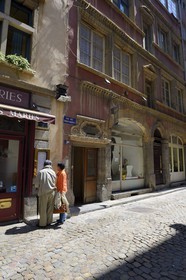 France, Rhône (69), Lyon, site historique classé Patrimoine Mondial de l'UNESCO, Vieux Lyon, rue des Trois Maries et porte d'accès à une traboule