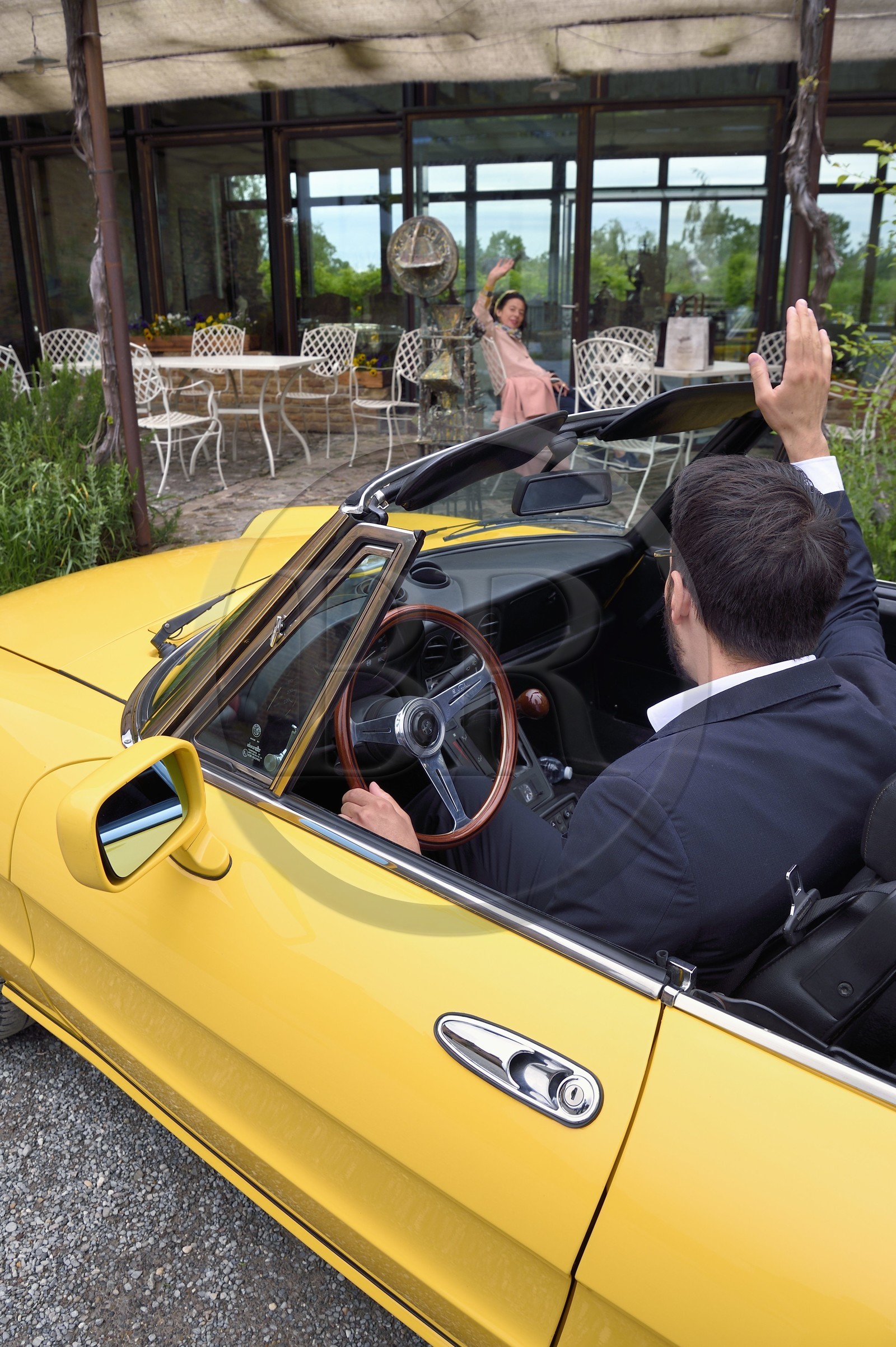 Italie, Emilie-Romagne, Polesine Zibello aux environs de Parme, Hotel et restaurant Antica Corte Pallavicina, cabriolet Alfa Romeo Duetto Spider jaune