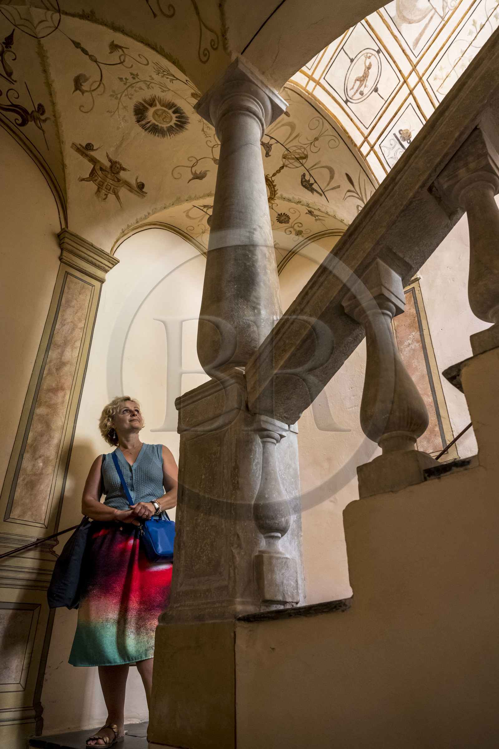 France, Alpes-Maritimes (06), Nice classée Patrimoine Mondial de l'UNESCO, le Vieux Nice, Palais des Cais de Gilette du XVIIème siècle,  la dessinatrice, illustratrice et auteur de livre Sylvie T dans la cage d’escalier avec une décoration à grotesques