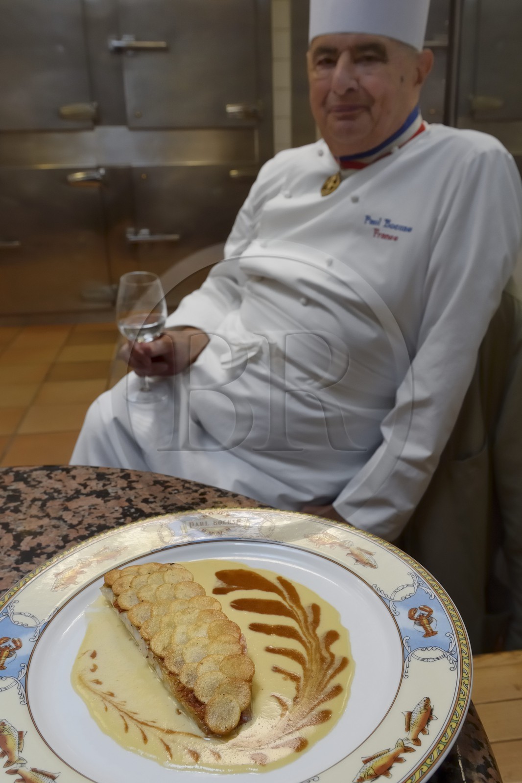 France, Rhône (69), Collonges-au-Mont-d'Or, Restaurant L'Auberge du Pont de Collonges de Paul Bocuse, trois étoiles au Guide Michelin depuis 1965, le grand chef cuisinier Meilleur ouvrier de France Paul Bocuse, rouget barbet en écaille de pommes de terre croustillantes