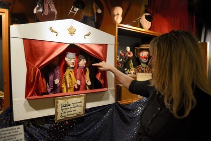 France, Rhône (69), Lyon, site historique classé Patrimoine Mondial de l'UNESCO, Vieux Lyon, boutique Disagn' Cardelli dans la rue St Jean, le Petit Musée fantastique de Guignol