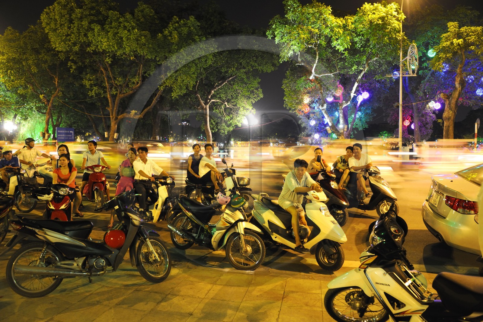 Vietnam, Hanoï, vieille ville, lac Hoan Kiem appelé le petit lac ou lac de l'épée restituée, sortie du samedi soir en moto