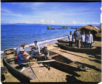 Burundi, province de Rumonge, groupe de pêcheurs au bord du lac Tanganyika, les pêcheurs sont exclusivement Hutu et descendent des collines pour s'installer dans des huttes provisoires pour au moins 6 mois, la pêche se pratique généralement la nuit au lamparo et c'est principalement des ndagalas (poisson à friture) des mukekes et des capitaines, en arrière plan on apercoit la pointe de Burton et Speke située au Congo (reproduction plan-film inversible 4x5)