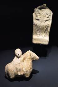 Suisse, canton du Valais, Martigny, Fondation Pierre Gianadda, Musée gallo-romain, Epona, déesse-mère gauloise au cheval et à cheval (terre cuite)
