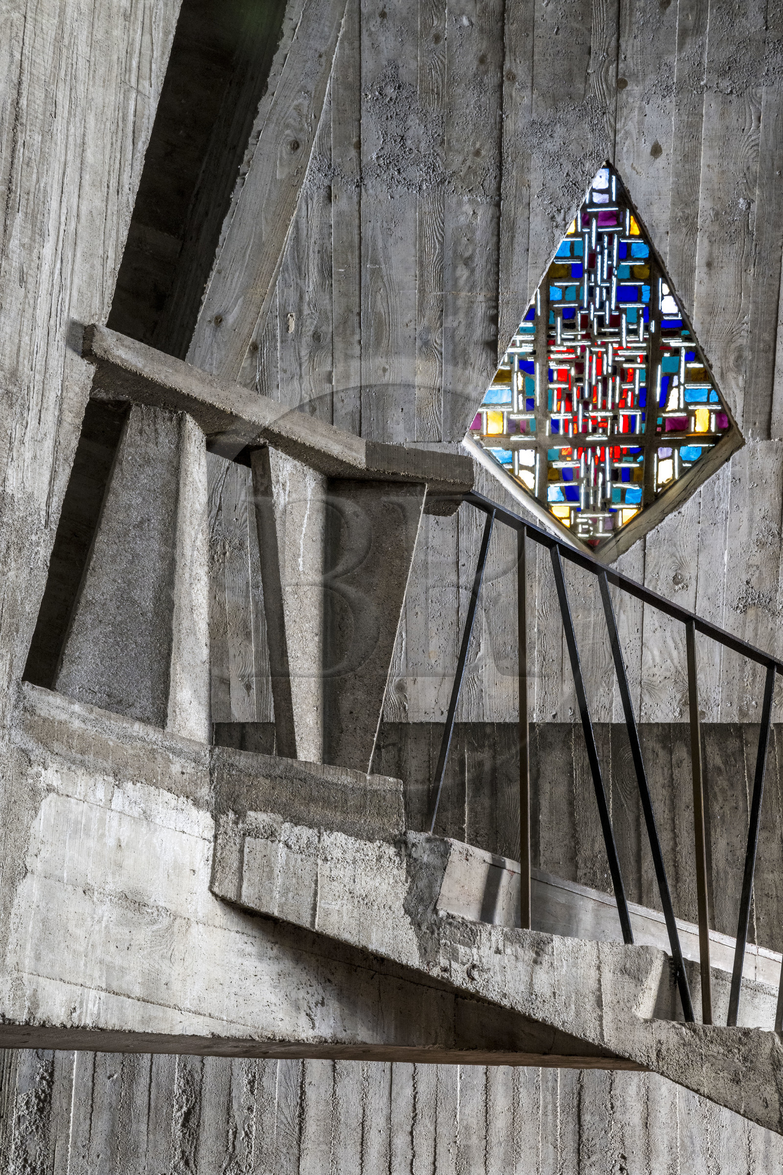 France, Charente-Maritime (17), Royan, église Notre-Dame de Royan construite de 1955 à 1958 par l'architecte Guillaume Gillet (Grand Prix de Rome), verrière multicolore oeuvre du maître-verrier Henri-Martin Granel sur le chemin de croix
