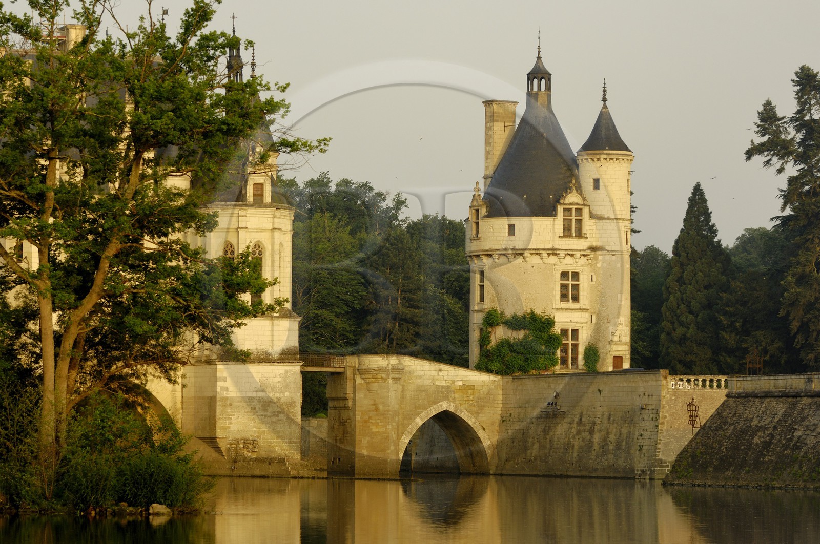 France, Indre-et-Loire (37), château de Chenonceau de style Renaissance qui enjambe le Cher, édifié de 1513 à 1521, la tour des Marques
