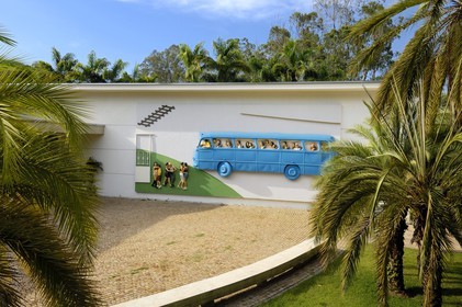 Brésil, Etat du Minas Gerais, région de Belo Horizonte, Brumadinho, centre d'art contemporain Inhotim, Galeria Praça, Rodoviara de Brumadinho (2005) de John Ahearn et Rigoberto Torres