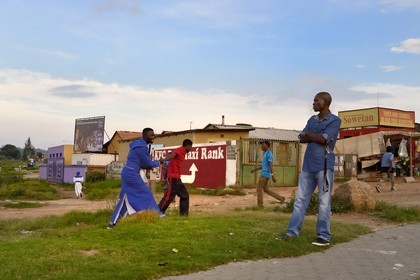 Afrique du Sud, province de Gauteng, Johannesburg, Soweto, quartier de Diepkloof, le township le long de Immink drive, retour de la messe du dimanche