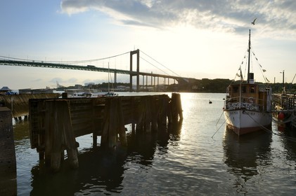 Suède, Västra Götaland, Göteborg (Gothenburg), le petit port à Klippans (Klippans angbatsbrygga) et le pont d'Älvsborg en arrière plan