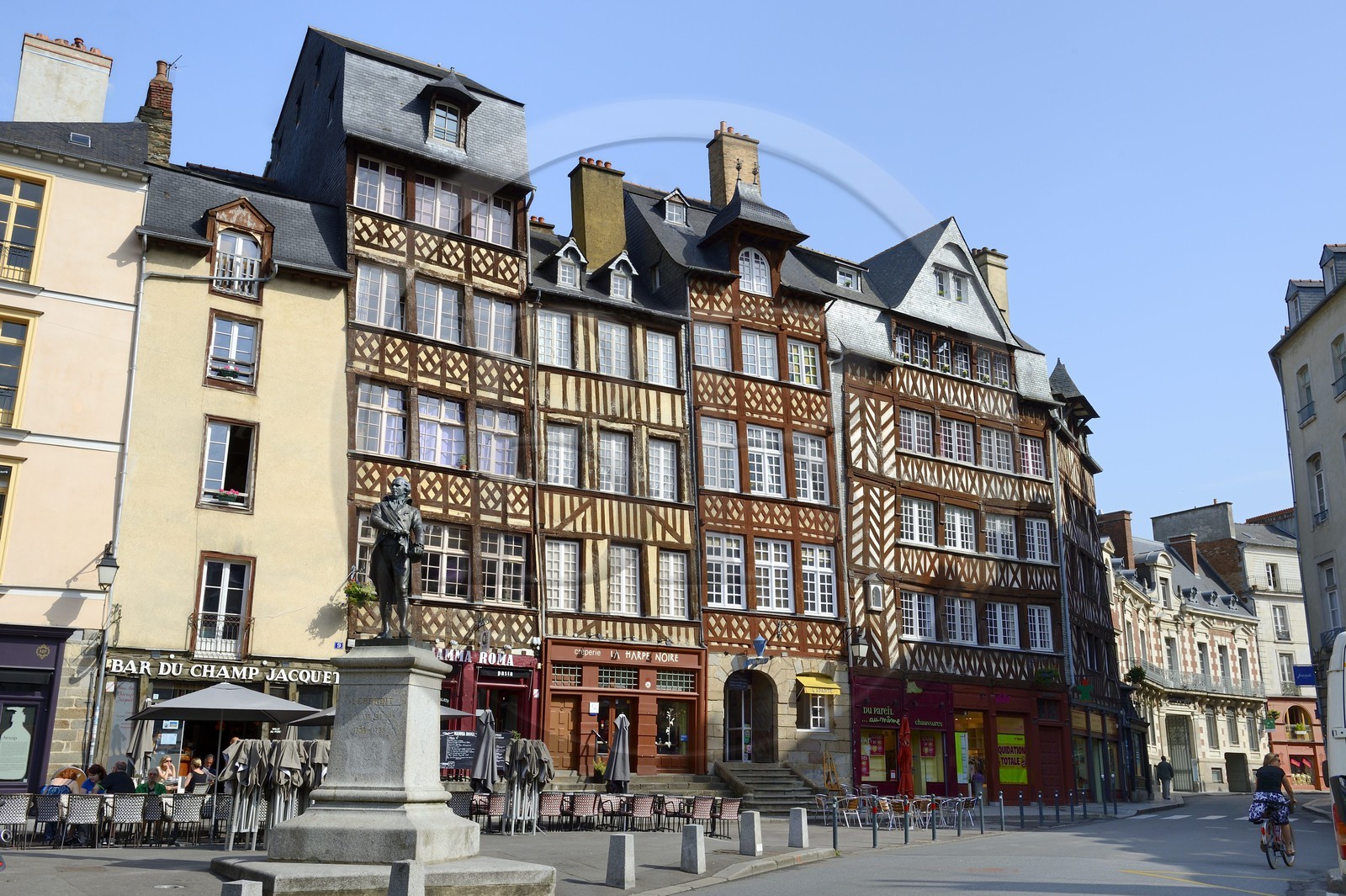 France, Ille-et-Vilaine (35), Rennes,  la place du Champ Jacquet est bordée de maisons à pans de bois du XVIIème siècle