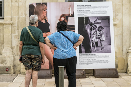 France, Charente-Maritime (17), Rochefort, affichage d'Une Promenade Photographique En Ville sur les Demoiselles de Rochefort rue de la République